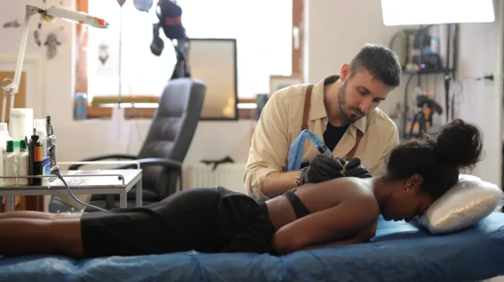 Come preparare il salone tatuaggi, piercing e trucco permanente per avviamento attività