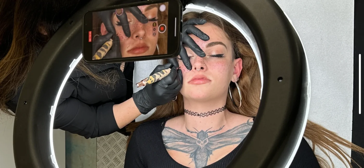 Corso professionale online per tatuaggio lentiggini